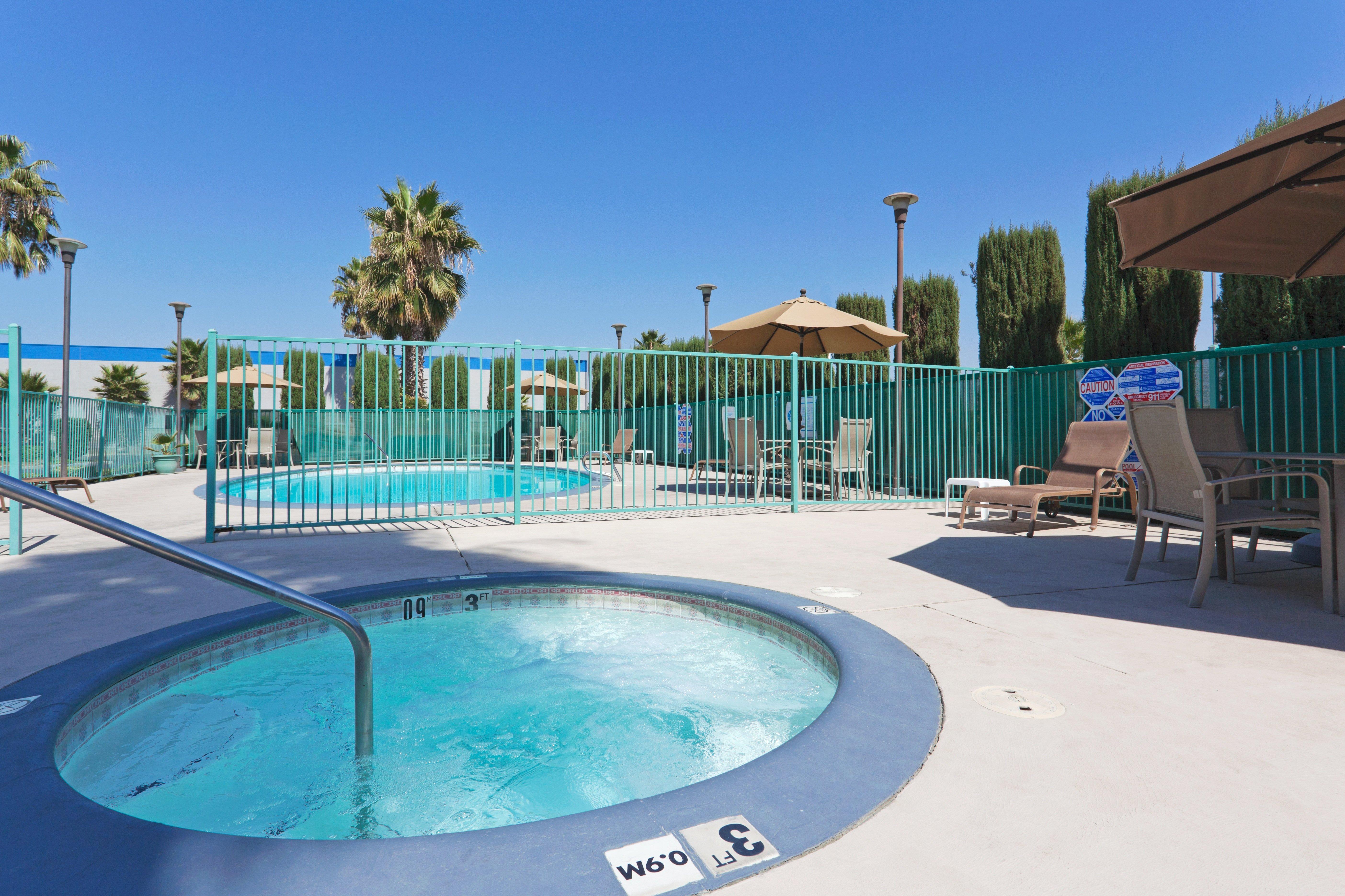 Holiday Inn Express Bakersfield By Ihg Exterior photo